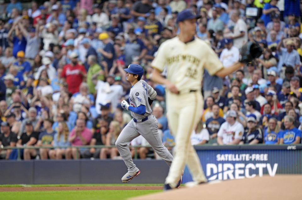 　ブルワーズ戦の１回、31号ソロを放ち塁を回るドジャース・大谷。手前は投手ミジオロウスキー（共同）