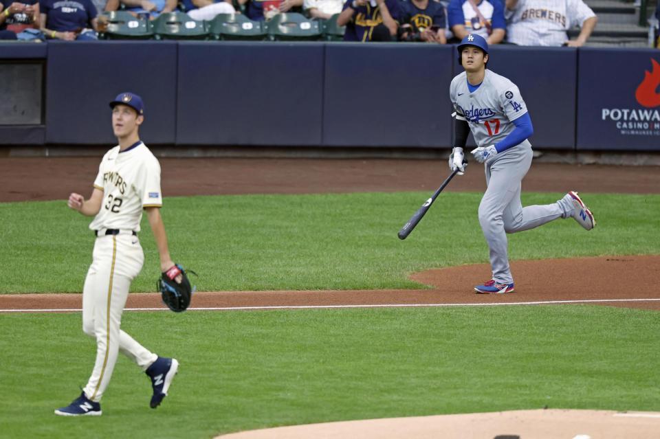 　ブルワーズ戦の１回、３１号ソロを放つドジャース・大谷。投手ミジオロウスキー（共同）