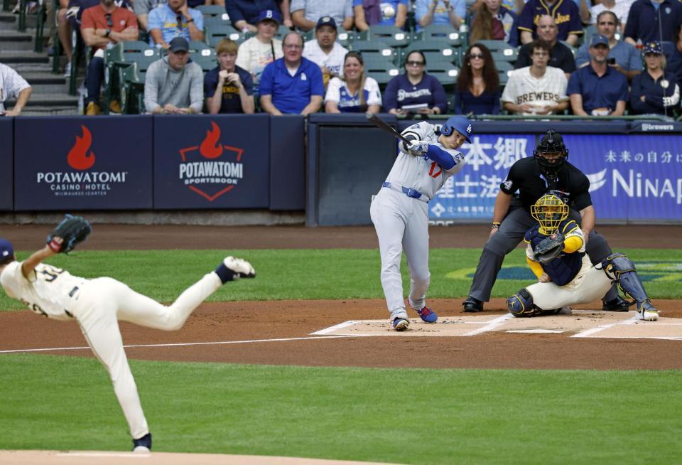 　ブルワーズ戦の１回、３１号ソロを放つドジャース・大谷。投手ミジオロウスキー（共同）