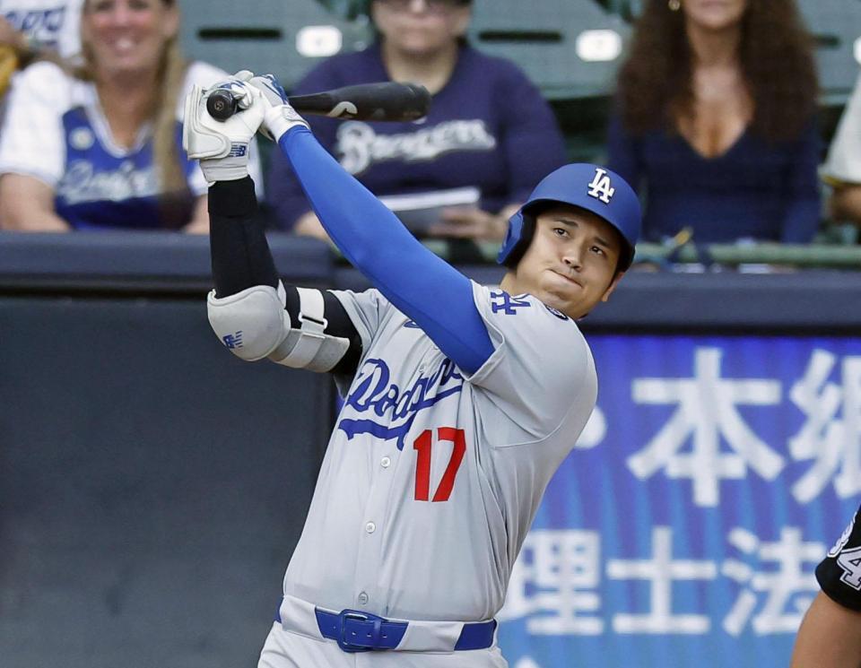 　ブルワーズ戦の１回、３１号ソロを放つドジャース・大谷（共同）