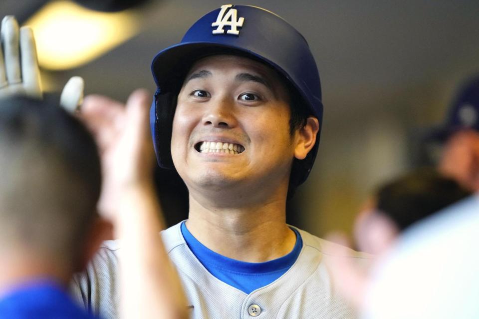 　ブルワーズ戦の１回、３１号ソロを放ちベンチで祝福されるドジャース・大谷（イマジンイメージズ・ロイター＝共同）