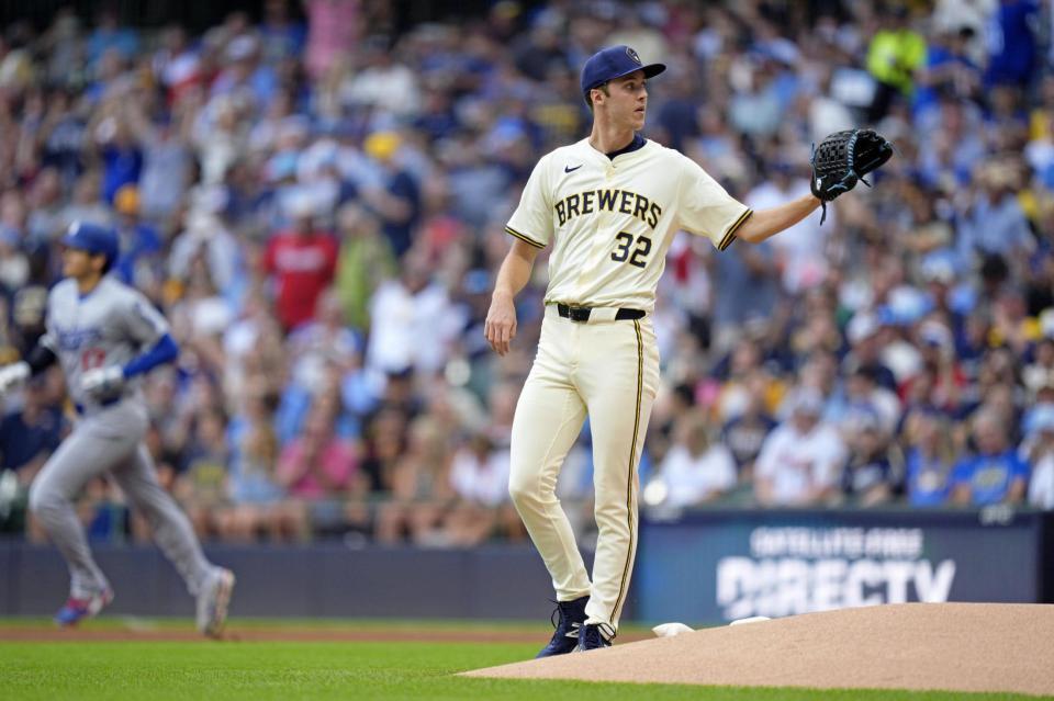 　ドジャース戦の１回、大谷（左）に31号ソロとなる先頭打者本塁打を浴びたブルワーズのミジオロウスキー（共同）