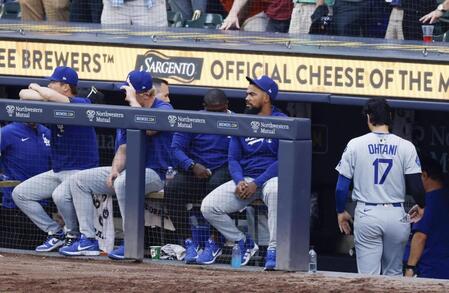 　ブルワーズにサヨナラ負けして６連敗、引き揚げるドジャース・大谷（17）。左端は山本（共同）