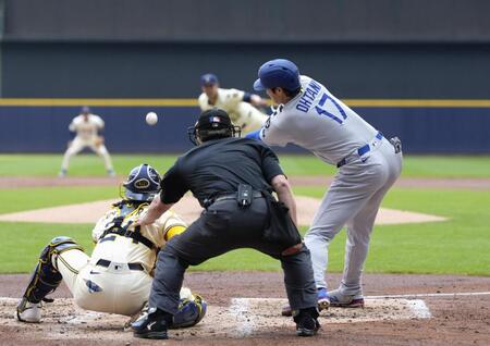 　ブルワーズ戦の３回、中飛に倒れるドジャース・大谷（共同）