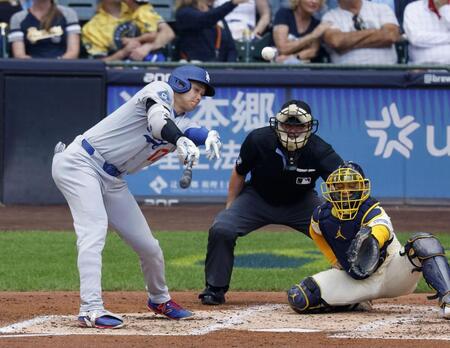 　ブルワーズ戦の３回、中飛に倒れるドジャース・大谷（共同）