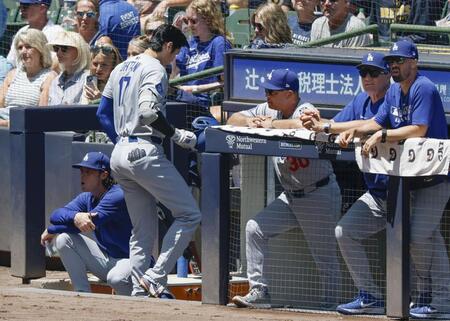 　ブルワーズ戦の１回、空振り三振に倒れベンチに戻るドジャース・大谷。中央はロバーツ監督（共同）