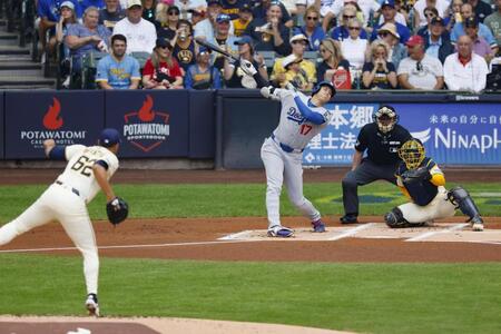 　ブルワーズ戦の１回、空振り三振に倒れるドジャース・大谷。投手キンタナ（共同）