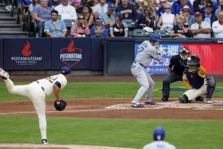 　ブルワーズ戦の５回、押し出し四球を選ぶドジャース・大谷。投手キンタナ（共同）