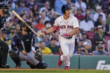 　ロッキーズ戦の２回、中前打を放つレッドソックス・吉田（ＡＰ＝共同）