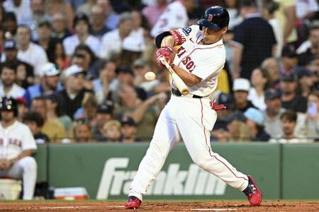　ロッキーズ戦の２回、中前打を放つレッドソックス・吉田（イマジンイメージズ・ロイター＝共同）