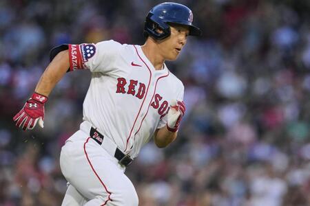 　ロッキーズ戦の２回、中前打を放ち一塁へ走るレッドソックス・吉田（ＡＰ＝共同）