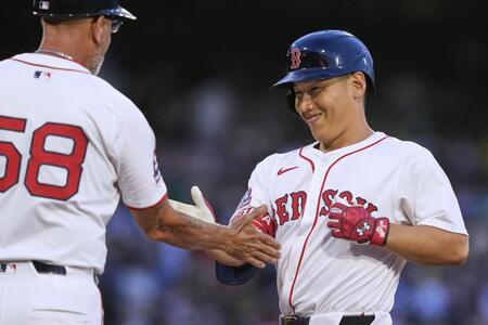 【写真】塁上でめっちゃいい笑顔!一塁コーチに祝福される吉田