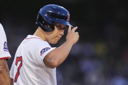 　ロッキーズ戦の２回、中前打を放ちファンに応えるレッドソックス・吉田（ＡＰ＝共同）