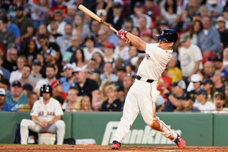 　ロッキーズ戦の４回、右前適時打を放つレッドソックス・吉田＝ボストン（イマジンイメージズ・ロイター＝共同）