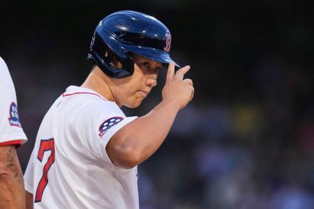 　ロッキーズ戦の２回、中前打を放ちファンに応えるレッドソックス・吉田＝ボストン（ＡＰ＝共同）