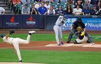 　１回、３１号ソロを放つ大谷。投手ミジオロウスキー（イマジンイメージズ・ロイター共同）
