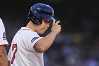 　ロッキーズ戦の２回、中前打を放ちファンに応えるレッドソックス・吉田（ＡＰ＝共同）