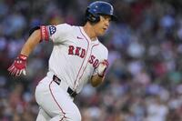 　ロッキーズ戦の２回、中前打を放ち一塁へ走るレッドソックス・吉田（ＡＰ＝共同）