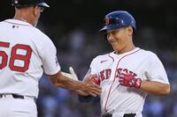 　ロッキーズ戦の２回、中前打を放ち一塁コーチに祝福されるレッドソックス・吉田（ＡＰ＝共同）