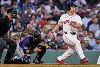 　ロッキーズ戦の４回、右前適時打を放つレッドソックス・吉田（ＡＰ＝共同）