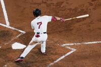 　ロッキーズ戦の８回、右翼線二塁打を放つレッドソックス・吉田（ＡＰ＝共同）