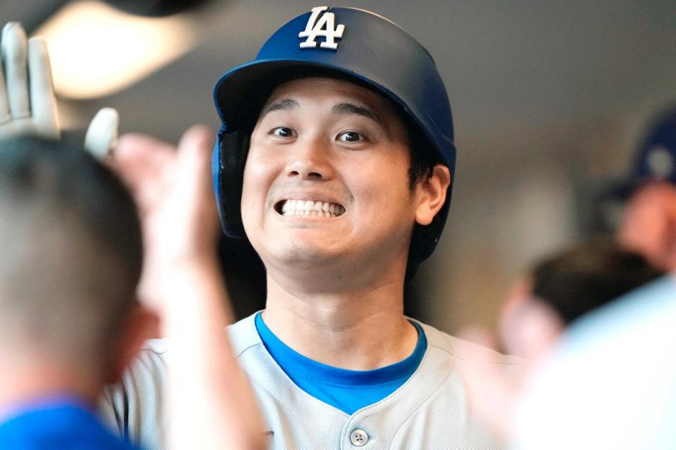 　１回、３１号ソロを放ちベンチで祝福されるドジャース・大谷（イマジンイメージズ・ロイター共同）