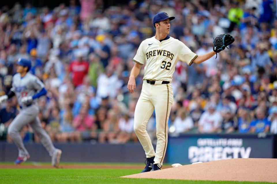 　大谷（左）に３１号ソロとなる先頭打者本塁打を浴びた投手のミジオロウスキー（イマジンイメージズ・ロイター共同）