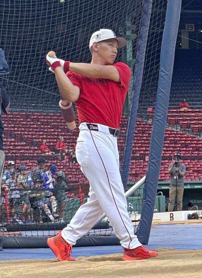 　バットを振る吉田（共同）