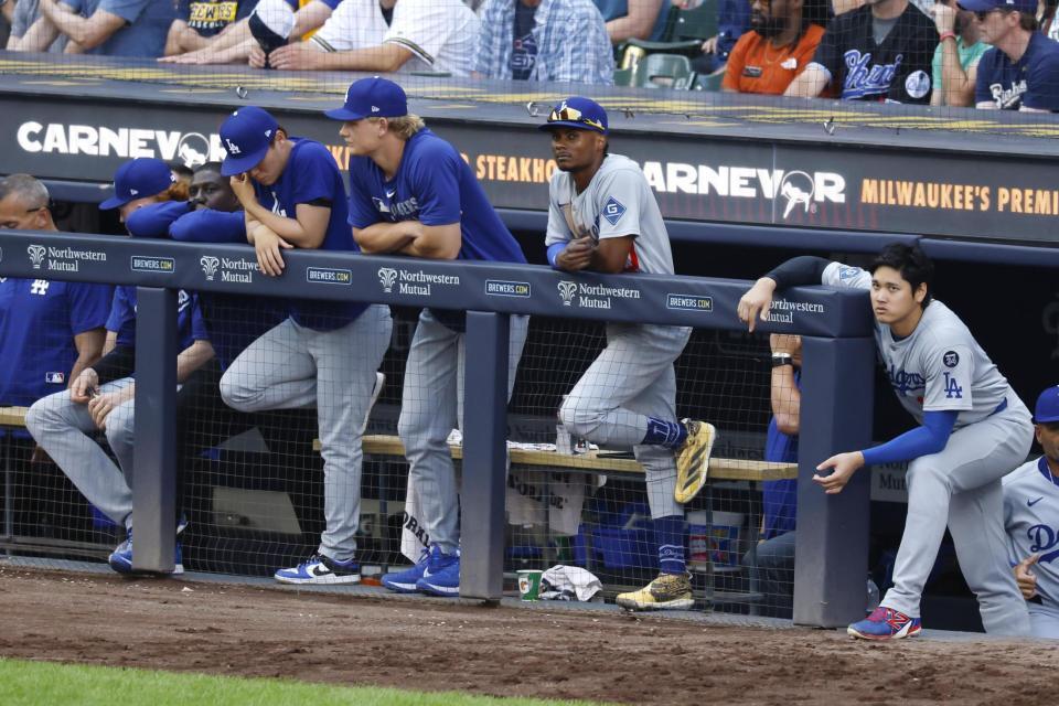 　ブルワーズ戦の９回、同点に追い付かれ、浮かない表情のドジャース・大谷（右端）ら（共同）