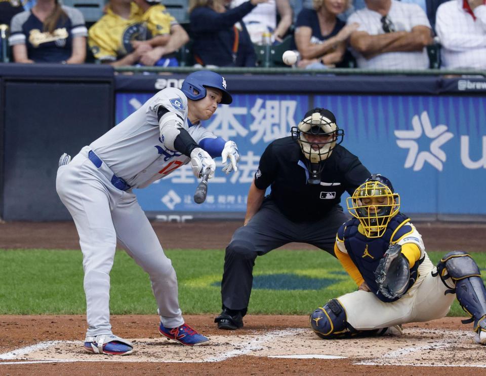 　ブルワーズ戦の３回、中飛に倒れるドジャース・大谷（共同）