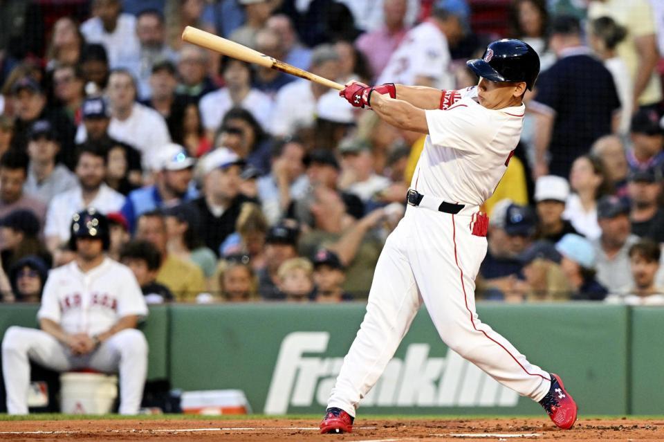 　ロッキーズ戦の２回、中前打を放つレッドソックス・吉田（イマジンイメージズ・ロイター＝共同）