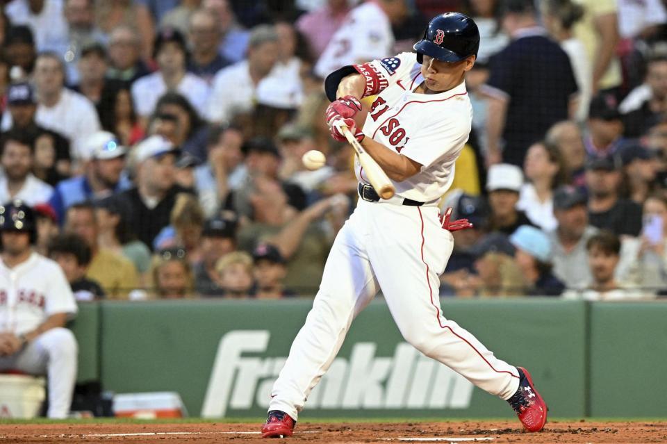 　ロッキーズ戦の２回、中前打を放つレッドソックス・吉田（イマジンイメージズ・ロイター＝共同）
