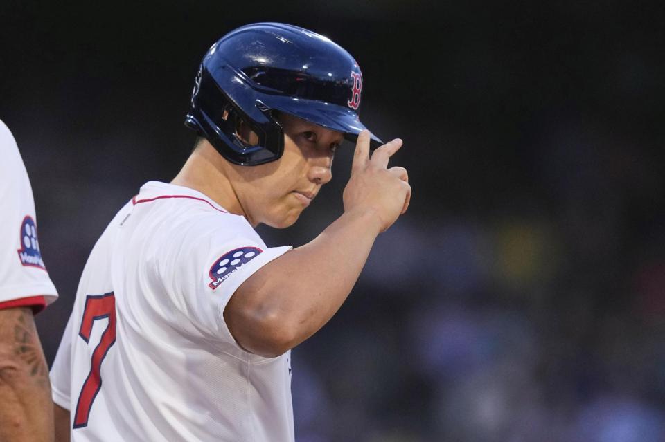 　ロッキーズ戦の２回、中前打を放ちファンに応えるレッドソックス・吉田（ＡＰ＝共同）