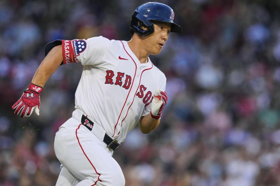 　ロッキーズ戦の２回、中前打を放ち一塁へ走るレッドソックス・吉田（ＡＰ＝共同）