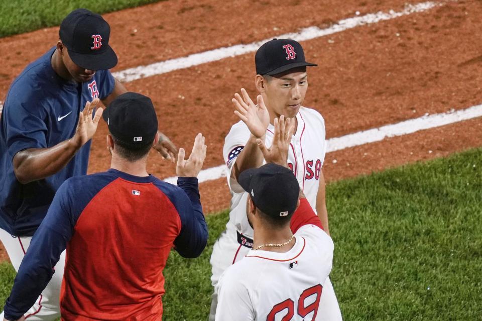 　ロッキーズに勝利しチームメートと喜ぶレッドソックス・吉田（ＡＰ＝共同）