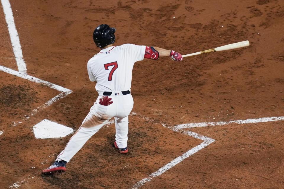 　ロッキーズ戦の８回、右翼線二塁打を放つレッドソックス・吉田（ＡＰ＝共同）