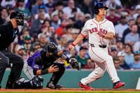 　ロッキーズ戦の４回、右前適時打を放つレッドソックス・吉田（ＡＰ＝共同）