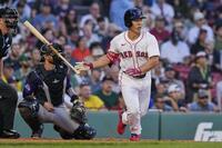 　ロッキーズ戦の２回、中前打を放つレッドソックス・吉田（ＡＰ＝共同）