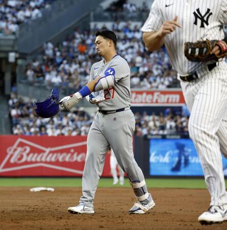 　３回、二飛に倒れた鈴木（共同）