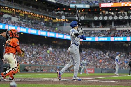 　３回、32号２ランを放つ大谷（共同）