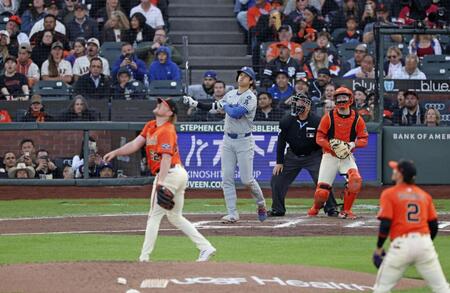 　３回、32号２ランを放ち、打球の行方を追う大谷（共同）