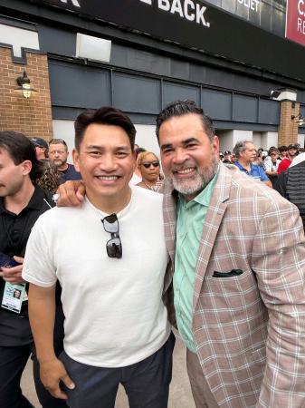 　２００５年にホワイトソックスがワールドシリーズを制覇したときの監督だったギーエンさん（右）と写真に納まる当時の正二塁手だった井口資仁さん＝１１日、シカゴ（共同）