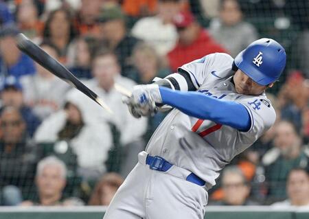 　７回、バットを折られ遊ゴロに倒れる大谷（共同）