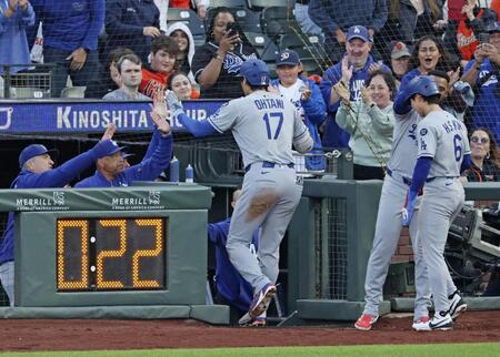 　３回、32号２ランを放ち、ロバーツ監督（左から２人目）らに迎えられる大谷（17）＝共同