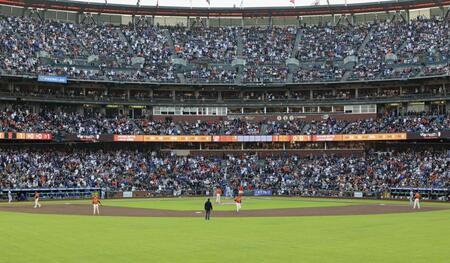 　３回、32号２ランを放ち、本塁を踏んだ大谷（共同）