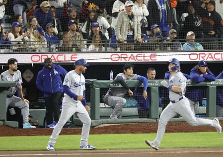 　９回、スミス（手前右）が併殺打に倒れて試合終了になる。ベンチの中央はがっかりする大谷（共同）