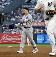 　３回、二飛に倒れた鈴木（共同）