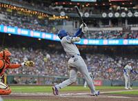 　３回、32号２ランを放つ大谷（共同）