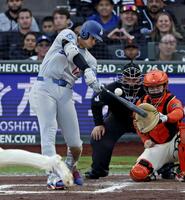 　３回、32号２ランを放つ大谷（共同）