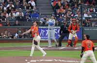 　３回、32号２ランを放ち、打球の行方を追う大谷（共同）